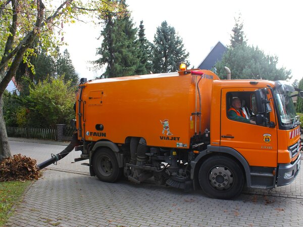 Laubkehrmaschine im Einsatz