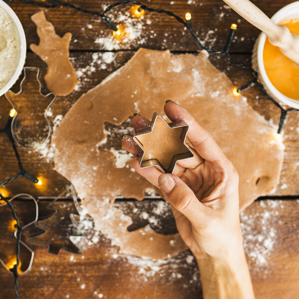 menschliche-hand-die-form-fur-keks-halt_(c)freepik.com