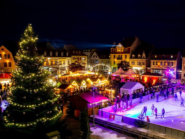 Sternenmarkt Weihnachtsbaum Eisbahn