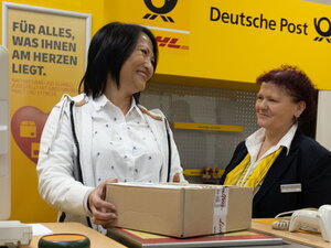 Tan Fischer erhält Unterstützung von Regionalvertriebsleiterin Silke Glöckner.