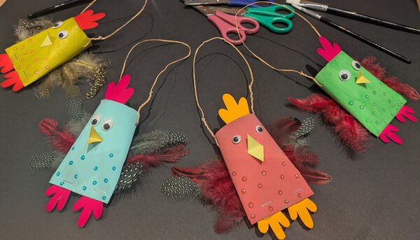 H&uuml;hneranh&auml;nger_(c)MadeleineGalle