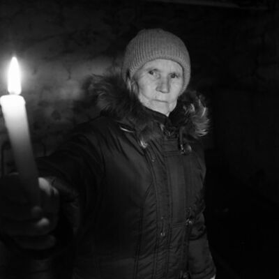 csm_erschuettert-pressefotos-Valentina--79-Jahre-in-ihrem-Dorf-schlagen-Granaten-ein_567d7f535f