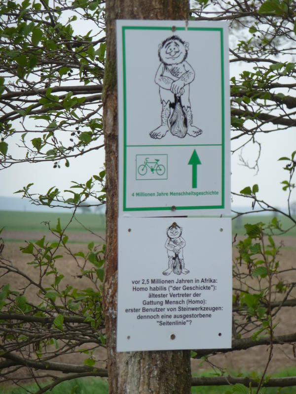 Streckenschild Vier Millionen Jahre Menschheitsgeschichte