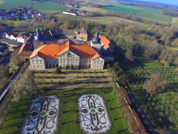 Verschiedene Epochen am und um das Schloss Hundisburg entdecken