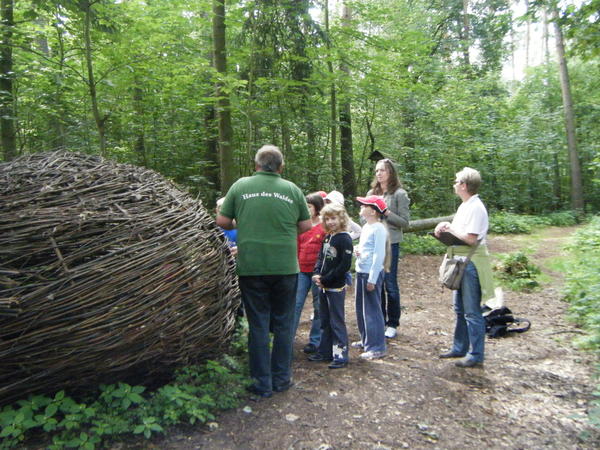 Aufmerksame Teilnehmer bei einer waldpdagogischen Fhrung